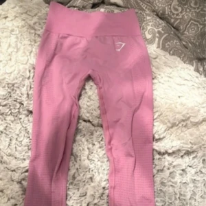 Rosa tights från Gymshark - Gymshark tights som sitter väldigt fint . I mycket bra skick och inga tecken på användning . 
