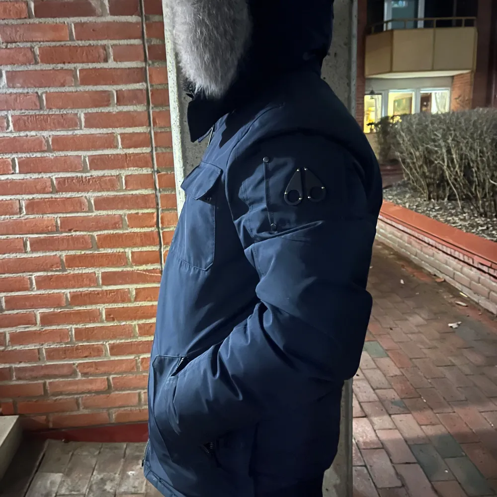 Moose knuckles jacka strl M till salu. Den är i bra skick, den har dock haft en skada vid axeln som är lagad och syns lite grann, upplagd bild på de finns. Priset kan diskuteras vid snabb affär. . Takit.