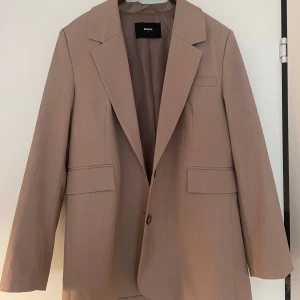 Beige Kavaj - Oanvänd beige kavaj från BikBok. Snygg och stilren i oversized modell. 🤍