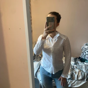 Vit blus - Säljer en superfin vit blus med broderade detaljer. Säljer då den var för liten för mig! Har endast använt den en gång. Skulle säga den passar XS/S Perfekt för både vardag och fest! Passar bra till jeans eller kjol. Har inga defekter 💫