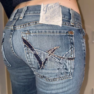 Lucky brand jeans - Säljer dessa lucky brand jeans som är lite små för mig❤️ Innerbenslängd: 90 cm Midjemått rakt över: ca 36 cm