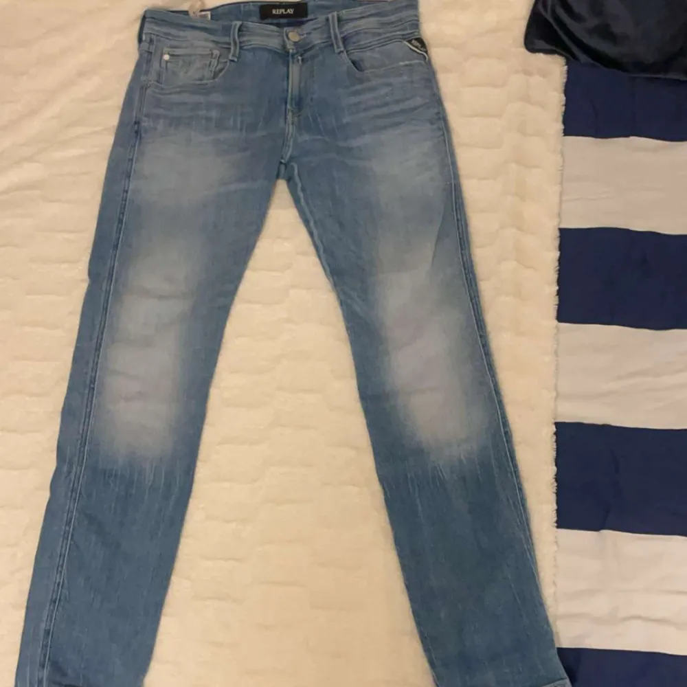 Säljer ett par snygga ljusblå jeans från Replay, modell Anbass. De har en slim fit och är i bra skick, använd ett fåtal gånger. Storlek W30/L32. Nypris cirka 1200 mitt pris 550. Jeans & Byxor.