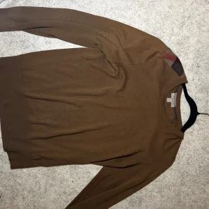 Unik burberry kashmere  - Säljer en unik burberry 50% cashmere. Nypris 6000, mitt pris 800 condition 7/10, storlek M passar L. Var snabb!