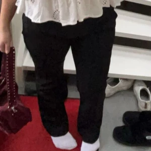 Bikbok lågmidjade kostymbyxor  - Säljer då det är fel storlek för mig, skulle säga att de är i storlek 42 och sitter snyggt oversize på storlek 40. Pris går att diskutera, väldigt nya.