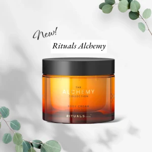 Ny! The Alchemy Collection Body Cream - Upptäck den lyxiga body cream från Rituals Alchemy Collection. Den kommer i en elegant, bärnstensfärgad glasburk med svart lock. Perfekt för att återfukta och vårda huden med en exklusiv doft. Begränsad utgåva, så passa på att skämma bort dig själv eller någon du tycker om. Fullsize, 175ml. Ny men ingen kartong.