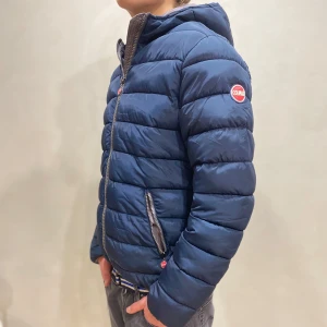 Blå pufferjacka från Colmar - Säljer en snygg blå pufferjacka från Colmar i mycket bra skick. Jackan har en dragkedja framtill och två praktiska fickor med dragkedjor. Perfekt för kyliga höst- och vinterdagar. Den är långärmad och har en bekväm passform. Perfekt för dig som vill hålla stilen i kylan! 💙