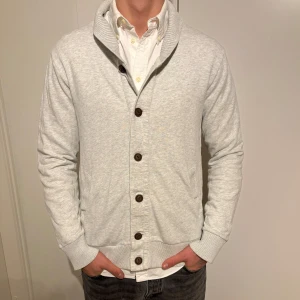 Grå kofta från H&M S - Grå kofta från märket H&M, storlek S. Bra använt skick, inga defekter. Modell på bild är 182/67kg. Hör av dig vid eventuella frågor! Mvh CAVI