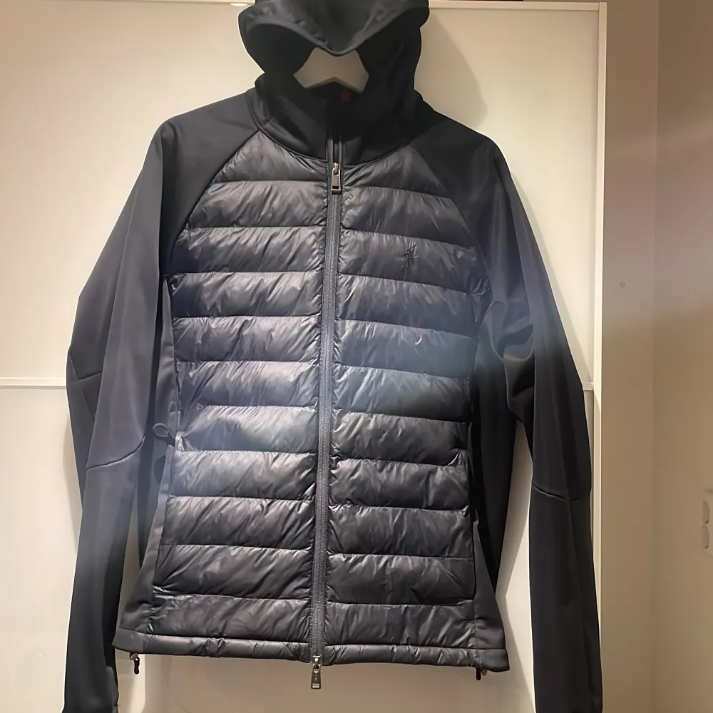 Säljer en snygg mörkblå cardigan från Polo Ralph Lauren i storlek M. Köpt på NK för 4000 kr, den är knappt använd då jag fick en annan cardigan. Skicket är 9/10 i princip oanvänd. Jackor.