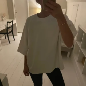 Vit bomulls Tshirt - T-shirt från Zara i nyskick. Lånad bild pga att den inte passar mig så bra. Passar nog S/M