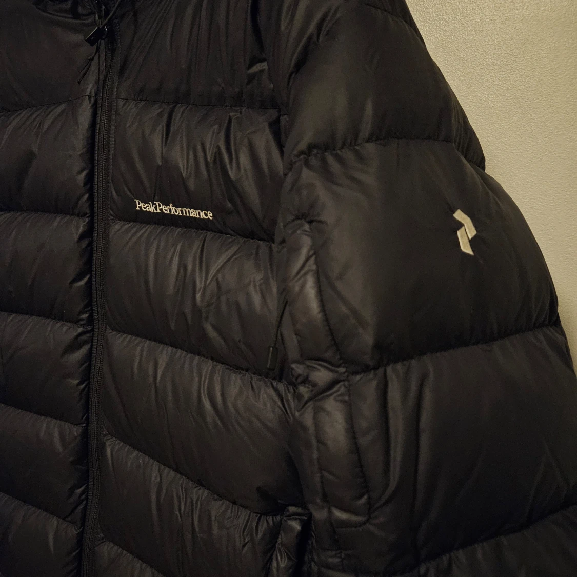 Svart dunjacka från Peak Performance - 91