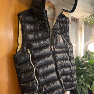 Moncler väst - Svart Moncler väst i Bra skick Hör av er om ni har några frågor eller vill ha mer bilder🍾