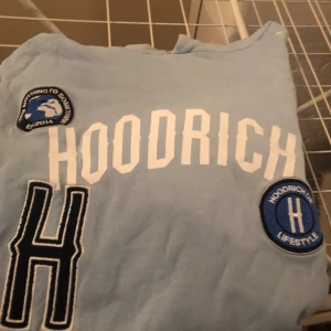 En luvtröja - En ljusblå  luvtröja 