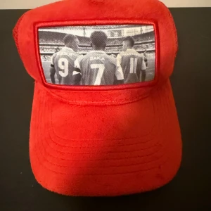 Röd keps med fotbollstryck Arsenal  - Säljer nu en väldigt limiterad arsenal keps i gott skick ny pris ligger runt 600kr men säljer för endast 299! Använts sparsamt och passar perfekt i vardagen eller när man sitter bänkad och kollar match 