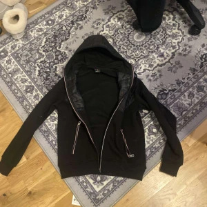 Svart jacka med huva från Moncler - Tjena säljer nu en skit fin moncler duner jacka som då Inte kommer till användning Bästa kvaliten som Finns ute hör av er vid funderingar ✔️