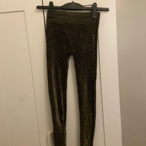 Glittriga tajts från BikBok - Snygga glittriga tajts från BikBok i storlek XS/S. Perfekta för festliga tillfällen med sitt glittrande material. De är stretchiga och bekväma, vilket gör dem idealiska för en kväll ute eller en speciell händelse. ✨
