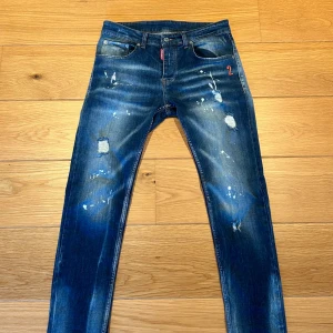 Dsquared 2 jeans  - Säljer dessa rikrigt snygga jeans från dsquared 2. Skicket är 10/10 aldrig använda på grund av att dom var för stora för mig. 