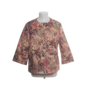 Blommig jacka - Säljer en superfin jacka med blommigt mönster. Jackan har trekvartsärmar och knappar framtill. Den är i storlek 40. Säljer då den inte kommer till användning.