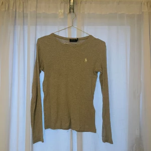 Polo Ralph Lauren långärmad  - Säljer för att jag tröttnat på den. I övrigt bra skick förutom de lösa trådarna man ser på bild 4.