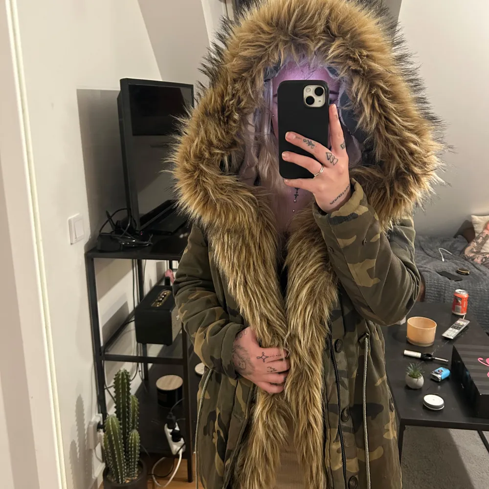 Säljer en supercool camouflage parkajacka från Osley i storlek 36. Jackan har en fluffig fuskpäls runt och är perfekt för höst och vinter. Insidan är fodrad med mjuk teddyfleece för extra värme.. Jackor.