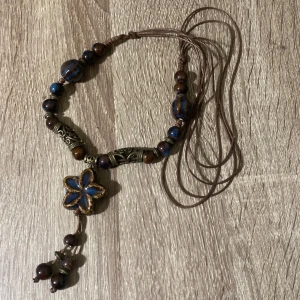 Bohemiskt halsband med blomma - Unikt bohemiskt halsband med en stor blomma i mitten. 