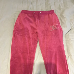Juicy couture  - Ett par jätte söta juicy byxor köpta från zalando. Skicket är bra. 💕pris kan diskuteras. 