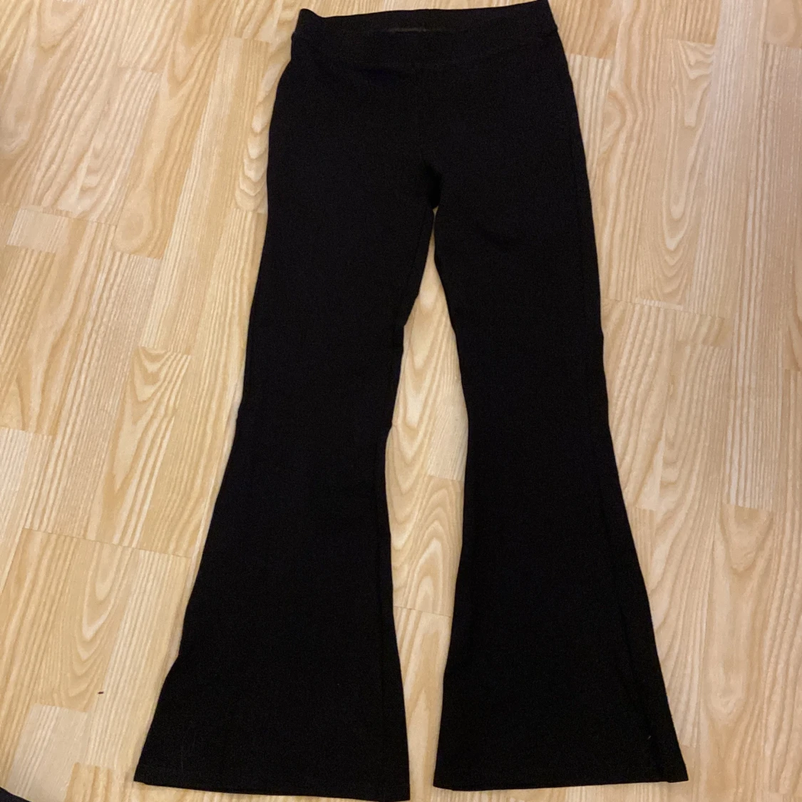 Svarta bootcut byxor