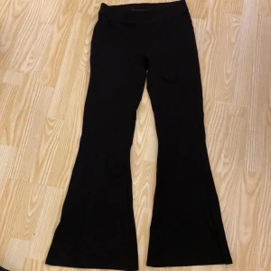Svarta bootcut byxor - Säljer ett par svarta bootcut byxor i mycket bra skick. Materialet är mjukt och stretchigt, vilket gör dem superbekväma att ha på sig hela dagen. Ger super fin pass form. Ganska tjockt tyg vilket ger de en lyxigare känsla💞