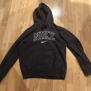 Vintage Nike hoodie - En svart hoodie från Nike, riktigt snygg och knappt använd!