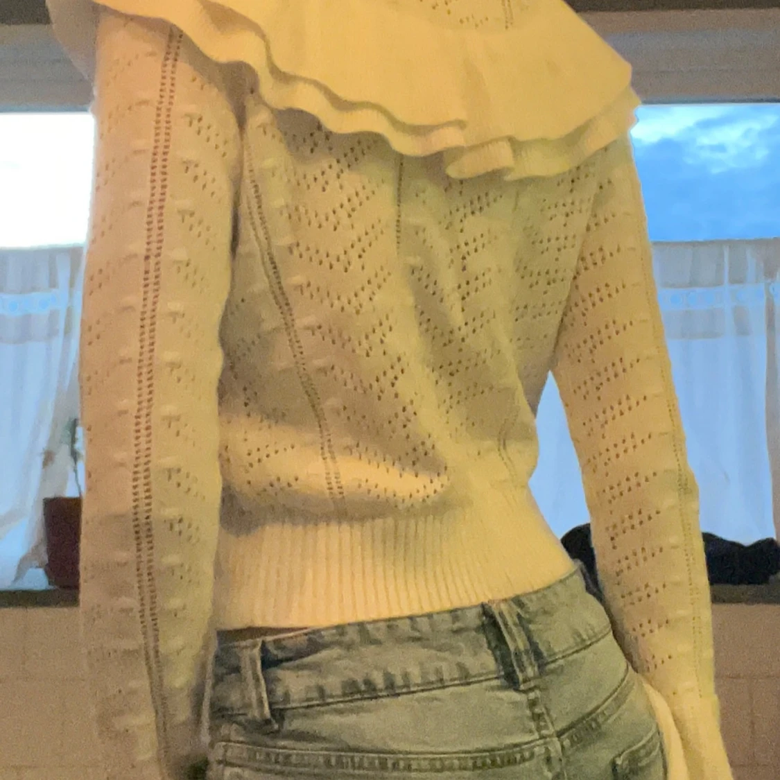 Vit stickad tröja med volangdetaljer - 91