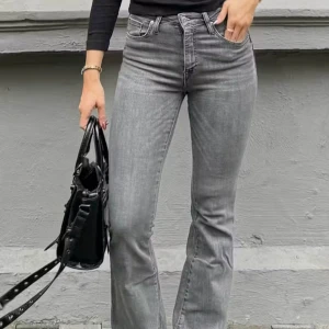 Grå jeans med bootcut slits från lager 157 - Säljer ett par snygga grå jeans med bootcut. och slits. De är under naveln och har en klassisk jeansdesign. Perfekta för både vardag och fest! 🖤ALDRIG ANVÄNDA! Ordinarie 300