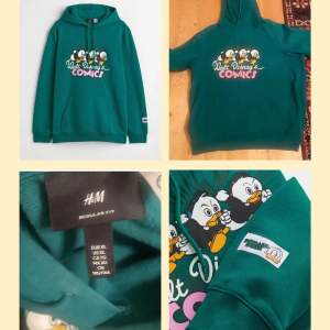 Säljer en supercool grön hoodie från H&M med Disney Comics-tryck på framsidan. Den har en stor luva och en praktisk magficka. Perfekt för alla Disney-fans som vill ha en bekväm och stilren look. Passar perfekt till höst och vinter!