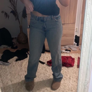 Low waist straight jeans - Säljer ett par klassiska blå jeans i bra skick. De har en normal passform med låg midja och är perfekta för vardagsbruk. Jeansen är av jeansmaterial och har en traditionell design med fem fickor och knappgylf. Inga defekter mer än 5 st hål på insidan utav midjan där jag har dragit ett skosnöre som skärp, men inget som syns vid användning.