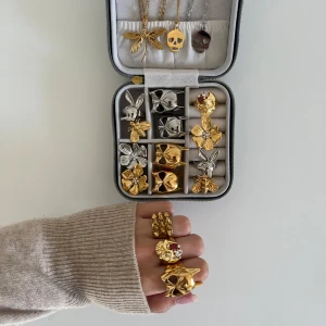 Smycken - Såå fina smycken! finns att köpa på min hemsida www.shopmaddish.com 🥹🧸 (alla är rostfria!!) 