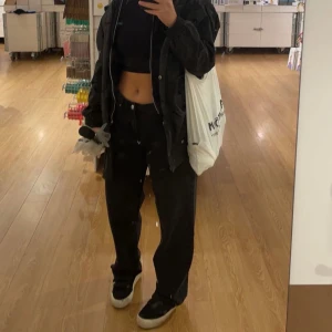 Regnjacka  - Tunnare regnjacka, storlek 34 men är Oversized så sitter ganska stort på mig som har 38-40 i storlek. 