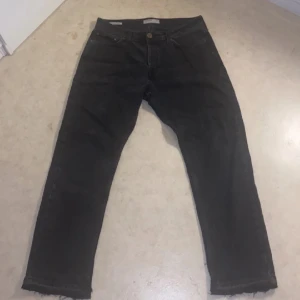 Jeans - Säljer ett par svarta jack&jones jeans Har gjort snitt så dom ska sitta som bootcut Modell: loose/chris