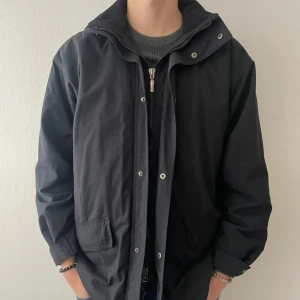 Oscar Jacobson Jacka  - Stilren vinter/höstjacka från Oscar Jacobson i gott skick. Storlek M men passar nog L snäppet bättre skulle jag säga! Modellen är 190 cm. Skriv vid minsta fundering😄