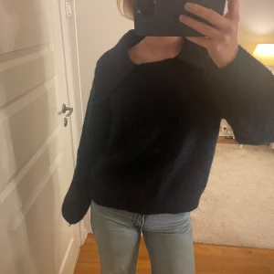 Mörkblå stickad tröja - Mysig mörkblå stickad tröja perfekt för kyliga dagar. Den har en avslappnad passform och långa ärmar, vilket gör den idealisk för både vardag och mysiga hemmakvällar. Passar bra med jeans eller leggings för en avslappnad look. Strolek L min sitter som S💕💕