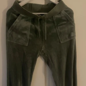 Juicy Couture mysbyxor - Säljer dessa fina och mysiga byxorna från Juicy Couture köpta på Raglady i Göteborg😊 De är i en superfin grön färg🥰⭐️Köpta för 1200 kr🫶🏼