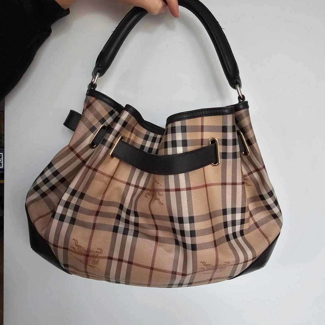 Äkta burberry handväska - 90