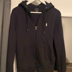 Svart hoodie från Ralph Lauren - Säljer en snygg svart hoodie från Ralph Lauren i storlek XS. Då den har blivit för liten.
