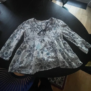 Blus från odd Molly  - Blus med volanger, nästan aldrig använd