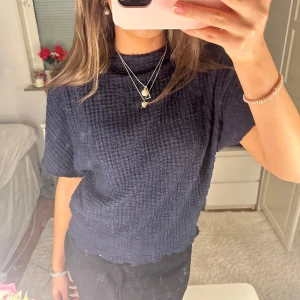 Zara topp  - Säljer en snygg mörkblå ribbad topp med korta ärmar. Perfekt för både vardag och fest! Toppen har en bekväm passform och är gjord i ett mjukt material. Passar bra till jeans eller kjol för en stilren look. Hör av dig vid intresse! 💙