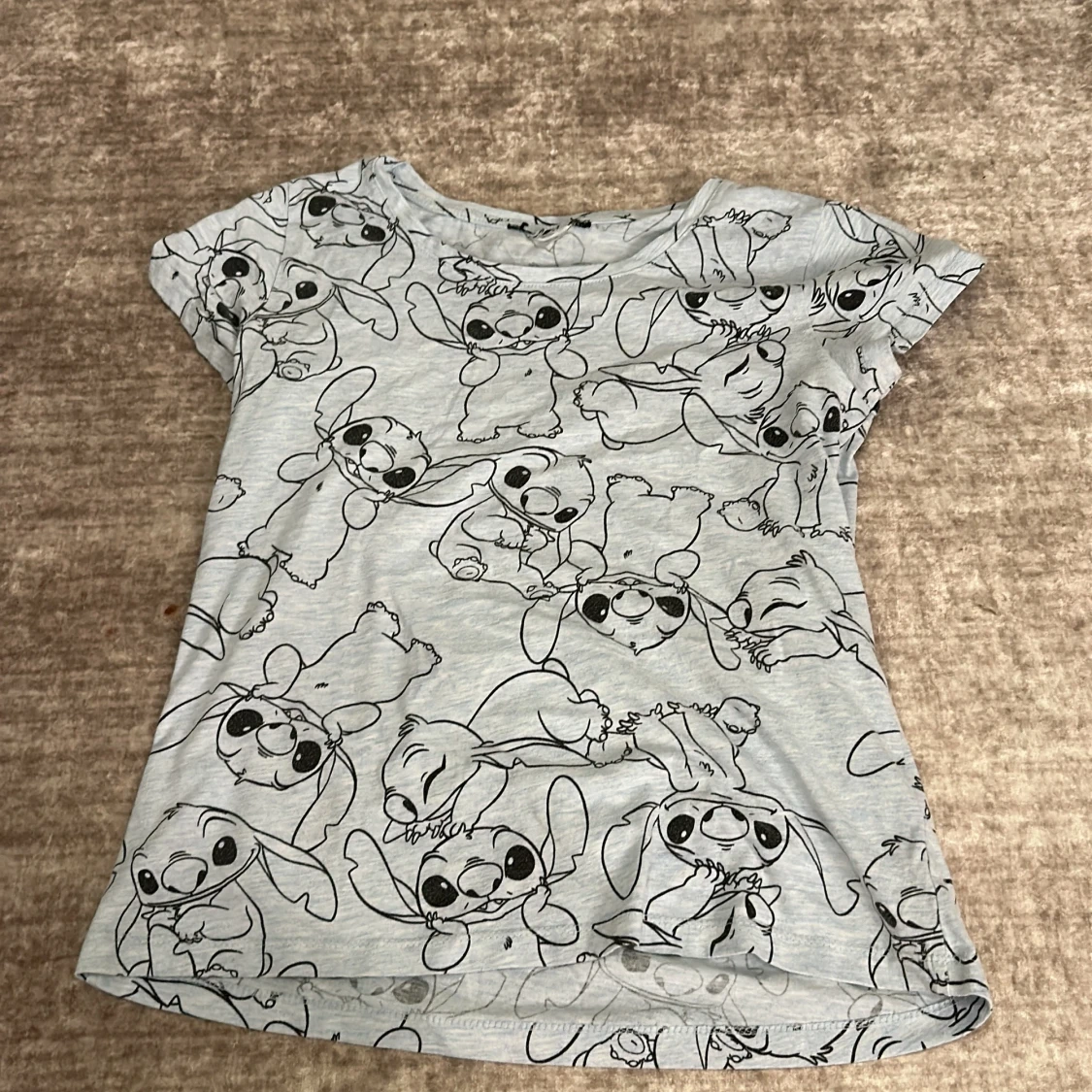 Grå/blå t-shirt med stitch på