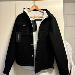 En skit snygg overshirt från märket J.lindberg och är i storlek S. Som ni ser är det en overshirt med varmare material innuti så den är perfekt för vintern. Nypris 1999kr vårt pris 999kr. Den är helt sprillans aldrig använd. Dete bara att skriva vid minsta fundering.