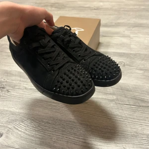 Loubs - Tak säljer dessa svarta Louboutins då där jag inte har nån användning av dom