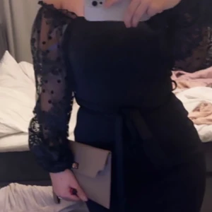 Svart klänning - Elegant svart klänning. Använd 1 gång och kommer inte till någon användning. 