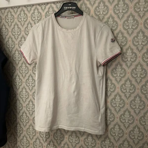 Moncler tshirt - Snygg moncler tshirt i storlek M slimfit så passar bra på S också, finns lite små fläckar här och där men absolut inget som märks när man har den på sig. Bara att skriva vid frågor🙌🏻🙌🏻