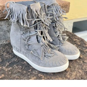 Grå fransskor🤍 - Hej❤️ säljer mina fransskor då de inte har kommit till användning, super fina med kilklack som är jätte bekväm! Skriv för fler bilder. Pris kan diskuteras!❤️