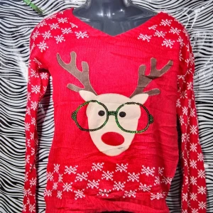 Röd jultröja med renmotiv - Superfin röd jultröja med ett gulligt renmotiv på framsidan. Tröjan har ett snöflingemönster och en v-ringad hals. Perfekt för julfirandet! 🎄