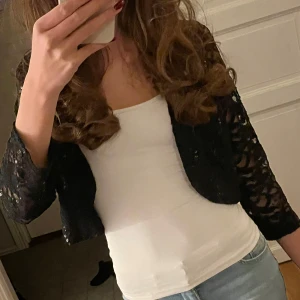 Glittrig bolero - Snyggaste boleron till festligare tillfällen, fina spets- och glitterdetaljer! Storlek  L men passar mig med S, använd fåtal gånger🥰🥰